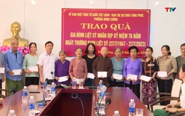 Ban trị sự Giáo hội Phật giáo tỉnh Thanh Hóa trao quà
cho các gia đình chính sách