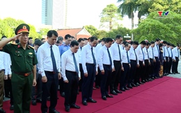 Đoàn đại biểu tỉnh Thanh Hóa dâng hương tưởng niệm 
Chủ tịch Hồ Chí Minh, Mẹ Việt Nam Anh hùng và các anh hùng liệt sĩ