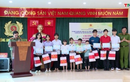 Công an Thanh Hóa và Công an Thành phố Hồ Chí Minh tặng quà