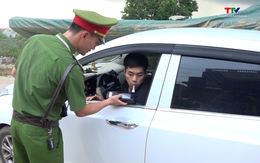 Công an huyện Thạch Thành ra quân tổng kiểm soát xe ô tô kinh doanh vận tải hành khách và vận tải hàng hóa bằng container