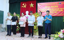 Công ty cổ phần Xây lắp điện lực Thanh Hoá khen thưởng cho học sinh giỏi