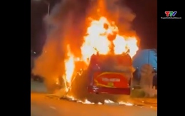 Thanh Hóa: Xe khách bốc cháy dữ dội trên Quốc lộ 1A