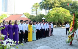 Đoàn Đại biểu dự Đại hội Hội nông dân tỉnh dâng hương tưởng niệm Chủ tịch Hồ Chí Minh