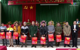 Huyện Thiệu Hóa viếng các anh hùng liệt sĩ tại hang Co Phường và tặng quà các gia đình chính sách