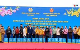 Đoàn đại biểu Quốc hội tỉnh Thanh Hóa và Liên đoàn lao động tỉnh tặng quà cho công nhân
