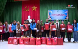 Hội Phật giáo trao quà Tết cho nghười nghèo tại xã Cổ Lũng, huyện Bá Thước