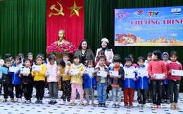 Tặng quà Tết cho trẻ em mồ côi và hộ nghèo tại huyện Thường Xuân