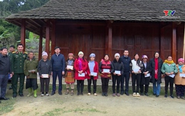Huyện Quan Sơn thăm và tặng quà cho đồng bào Mông