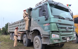 Công an huyện Yên Định cắt bỏ thành thùng xe ô tô tải cơi nới sai quy định