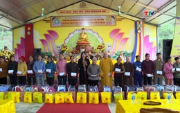 Hội Phật giáo trao tiền hỗ trợ làm nhà cho các hộ nghèo