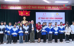 Trao học bổng cho học sinh nghèo vượt khó học giỏi