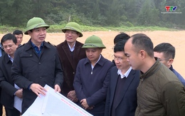 Phó Chủ tịch UBND tỉnh Lê Đức Giang kiểm tra thực tế việc điều chỉnh Danh mục các khu vực phải thiết lập hành lang bảo vệ bờ biển