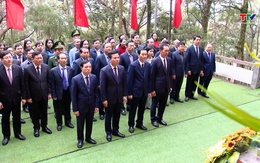 Dâng hương tưởng  nhớ Chủ tịch Hồ Chí Minh