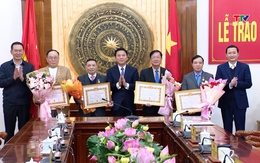 Ban Thường vụ Tỉnh uỷ trao Huy hiệu Đảng cho các đồng chí lãnh đạo, nguyên lãnh đạo tỉnh