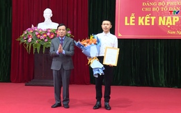 Phó Bí thư Thườnng trực Tỉnh ủy Lại Thế Nguyên dự lễ kết nạp đảng viên tại Chi bộ Tổ dân phố Tân Nam, thành phố Thanh Hóa