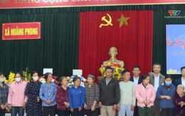 Đoàn khối các Cơ quan và Doanh nghiệp tỉnh Thanh Hóa tặng quà cho các gia đình khó khăn tại huyện Hoằng Hóa