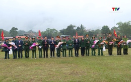 Phó Trưởng đoàn Đại biểu Quốc hội tỉnh Mai Văn Hải dự lễ giao, nhận quân tại huyện Bá Thước