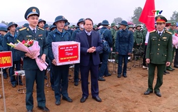 Trưởng Ban Tổ chức Tỉnh ủy Nguyễn Văn Hùng dự lễ giao nhận quân tại huyện Ngọc Lặc