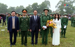 Phó Bí thư Tỉnh ủy Trịnh Tuấn Sinh dự lễ giao quân tại thị xã Nghi Sơn