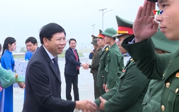 Bí thư Đảng ủy khối cơ quan và Doanh nghiệp tỉnh Trần Văn Hải dự Lễ giao nhận quân tại huyện Yên Định
