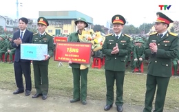 Trưởng Ban Tuyên giáo Tỉnh ủy Đào Xuân Yên dự lễ giao quân tại huyện Thạch Thành