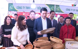 Phó Chủ tịch Ủy ban Nhân dân tỉnh Lê Đức Giang kiểm tra Hội chợ quảng bá, giới thiệu các sản phẩm nông nghiệp, sản phẩm OCOP