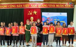 Liên hiệp Hội Phụ nữ Việt Nam tại Cộng hòa Liên bang Đức trao quà tại Yên Định