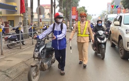 Công an huyện Nông Cống đảm bảo trật tự an toàn giao thông cho học sinh đến trường