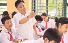 Trao tặng Bằng khen của Bộ trưởng Bộ GD&ĐT cho thầy giáo Đào Thanh Hương