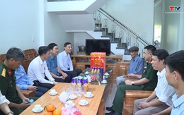Thăm, tặng quà các gia đình chính sách tại huyện Đông Sơn