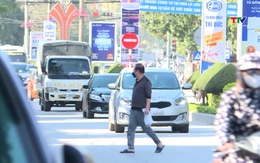 Tiềm ẩn nguy cơ mất an toàn giao thông từ việc đi bộ sang đường không đúng quy định