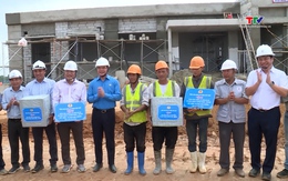 Chủ tịch Tổng Liên đoàn Lao động Việt Nam Nguyễn Đình Khang thăm, động viên công nhân lao động tại một số điểm trên tuyến đường dây 500Kv thuộc địa bàn tỉnh Thanh Hóa