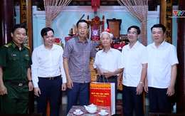 Đồng chí Chủ nhiệm Ủy ban Kiểm tra Tỉnh ủy thăm, tặng quà các gia đình chính sách tại huyện Thường Xuân