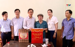 Thăm tặng quà các gia đình chính sách tại huyện Hậu Lộc
