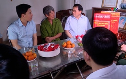 Đồng chí Trưởng ban Tổ chức Tỉnh uỷ thăm, tặng quà gia đình chính sách tại huyện Thiệu Hoá