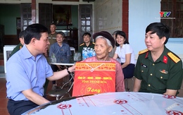 Phó Bí thư Thường trực Tỉnh ủy Lại Thế Nguyên thăm
tặng quà các đối tượng chính sách tại huyện Nông Cống