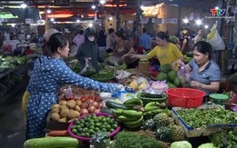 Thị trường thực phẩm ngày nghỉ lễ: Nguồn cung dồi dào, giá cả ổn định