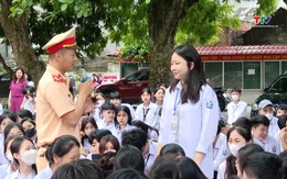 Công an huyện Hà Trung bảo đảm giao thông cho học sinh đến trường