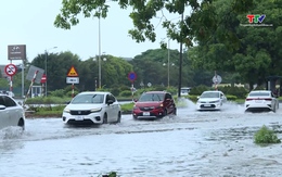 Mưa lớn gây ngập lụt nhiều tuyến đường tại thành phố Thanh Hóa