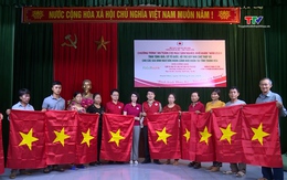 Trao quà, cờ Tổ quốc cho ngư dân tỉnh Thanh Hoá