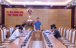Phó Chủ  tịch UBND tỉnh Lê Đức Giang nghe báo cáo tình hình thực hiện một số dự án