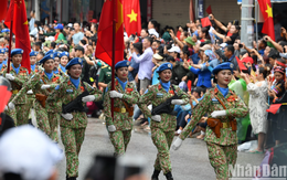 [Ảnh] Người dân hào hứng với màn diễu binh, diễu hành qua các tuyến phố Điện Biên Phủ