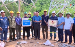 Ban Dân vận Tỉnh ủy tặng quà, động viên công nhân trên công trường dự án đường dây 500kV mạch 3
