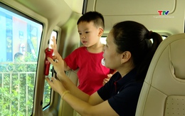 Hướng dẫn kỹ năng thoát hiểm cho trẻ khi đi xe đưa đón