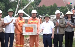 Huyện Đông Sơn thăm, tặng quà lực lượng thi công 
dự án đường dây 500kV mạch 3
