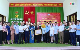 Trao tặng Huy hiệu 55 năm tuổi Đảng cho đảng viên, anh hùng lao động Lê Văn Tam