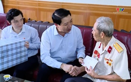 Phó Chủ tịch UBND tỉnh Lê Đức Giang viếng nghĩa trang liệt sỹ và thăm, tặng quà gia đình chính sách tại huyện Hà Trung