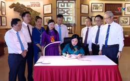 Đoàn đại biểu dự Đại hội MTTQ tỉnh Thanh Hóa lần thứ XV dâng hương, báo công với Chủ tịch Hồ Chí Minh