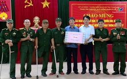 Đồng chí Đào Xuân Yên, Trưởng Ban Tuyên giáo Tỉnh ủy thăm, tặng quà gia đình chính sách tại thành phố Sầm Sơn