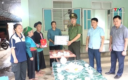 Giám đốc Công an tỉnh viếng nghĩa trang liệt sĩ và thăm, tặng quà các gia đình thương binh, liệt sỹ tại huyện Mường Lát